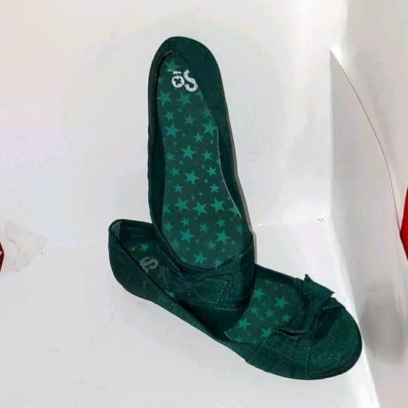 SO Green Slip-on Womens Shoes 8 Wide